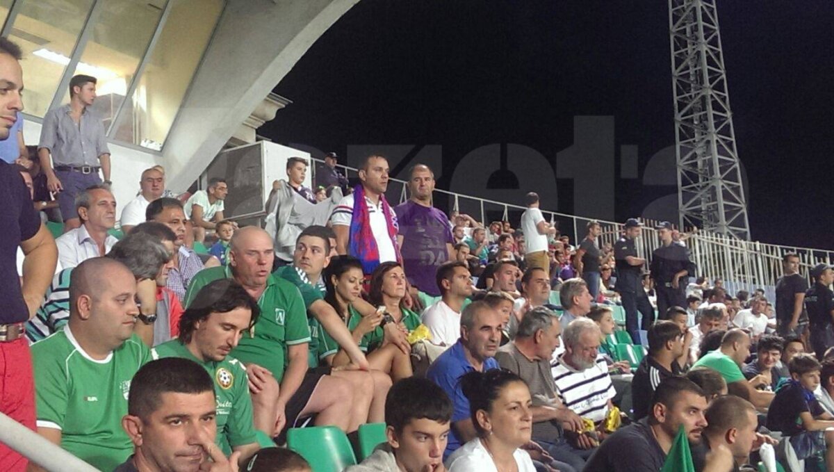 UPDATE FOTO Incidente la intrarea pe stadionul "Vasil Levski" » Fanii Stelei s-au bătut cu forţele de ordine