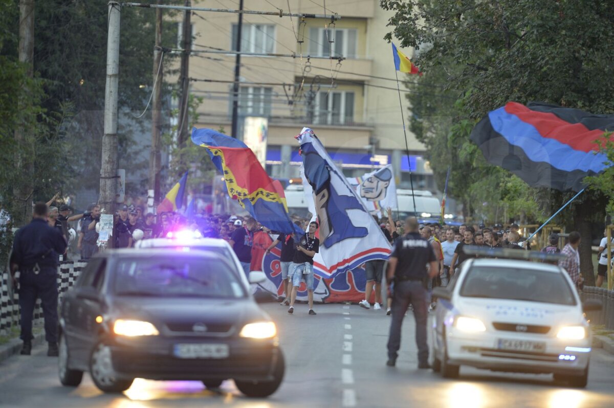 Galerie FOTO 2.000, dar buni tare! » Steaua a rămas fără sprijinul promis de fanii lui ŢSKA Sofia, dar tot a făcut atmosferă