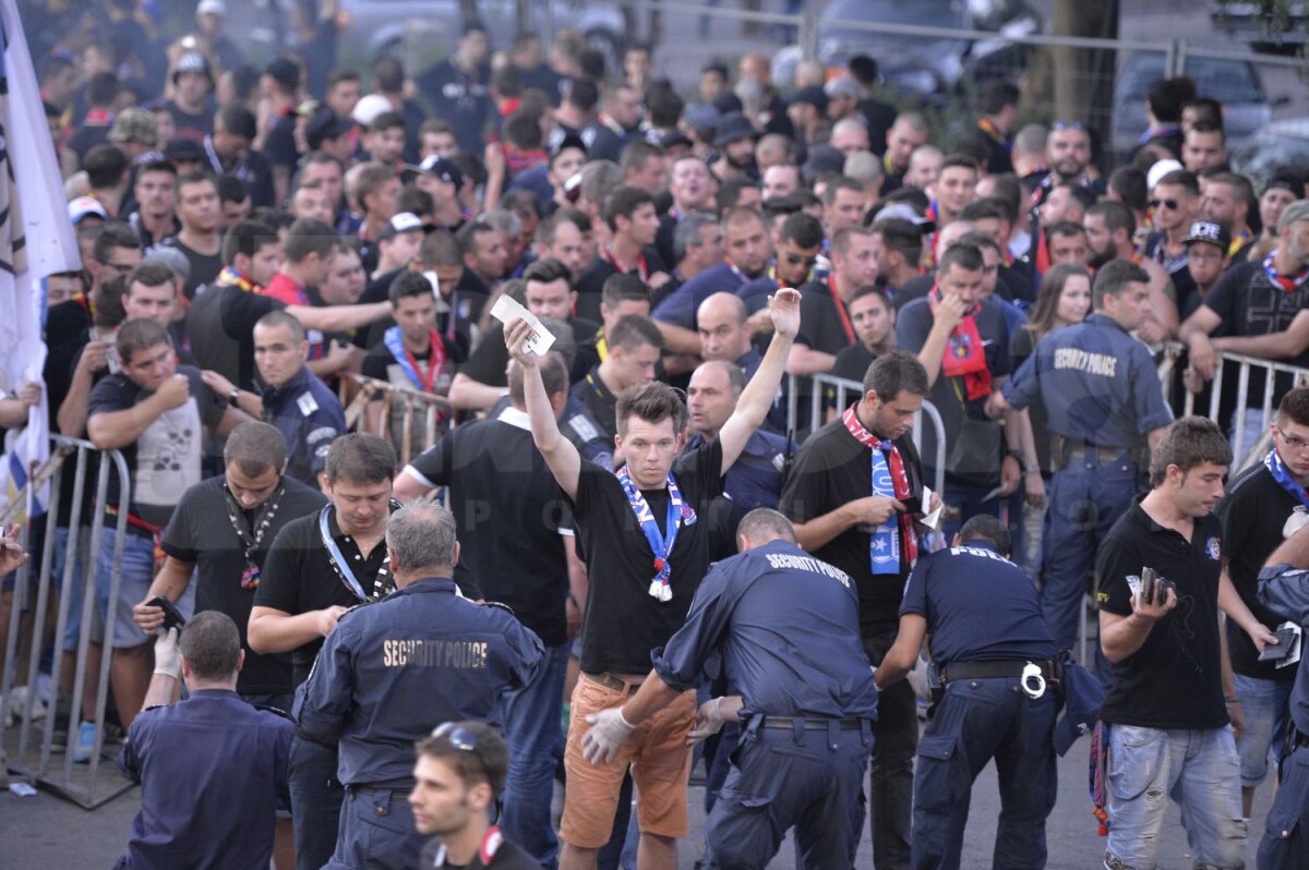 Galerie FOTO 2.000, dar buni tare! » Steaua a rămas fără sprijinul promis de fanii lui ŢSKA Sofia, dar tot a făcut atmosferă