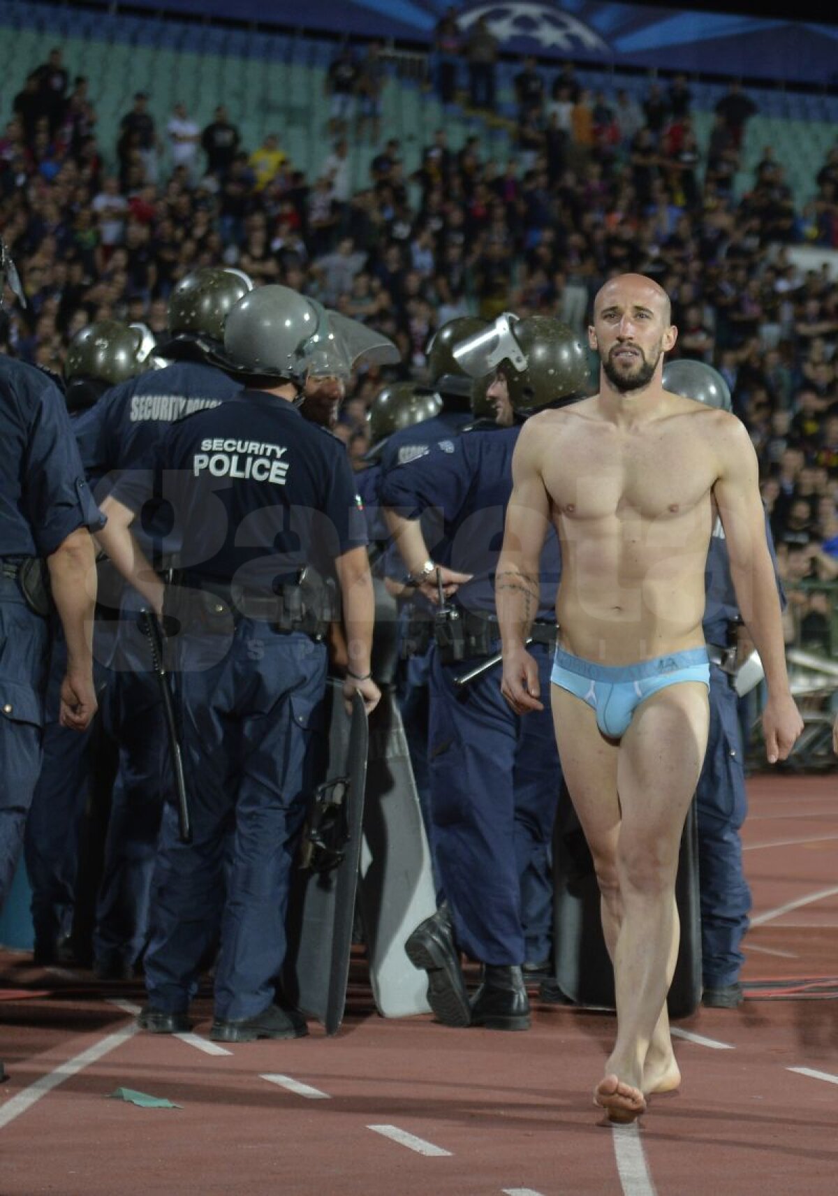 FOTO INCREDIBIL: Iasmin Latovlevici a fost dezbrăcat de fani » Cum explică fundaşul acest gest: "Nu a fost o ceartă"