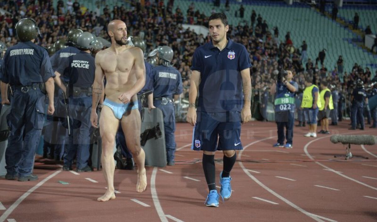 FOTO INCREDIBIL: Iasmin Latovlevici a fost dezbrăcat de fani » Cum explică fundaşul acest gest: "Nu a fost o ceartă"