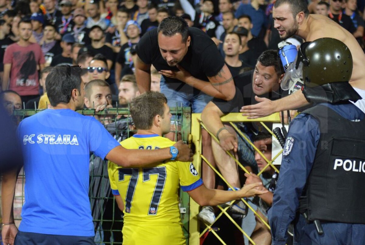 FOTO INCREDIBIL: Iasmin Latovlevici a fost dezbrăcat de fani » Cum explică fundaşul acest gest: "Nu a fost o ceartă"