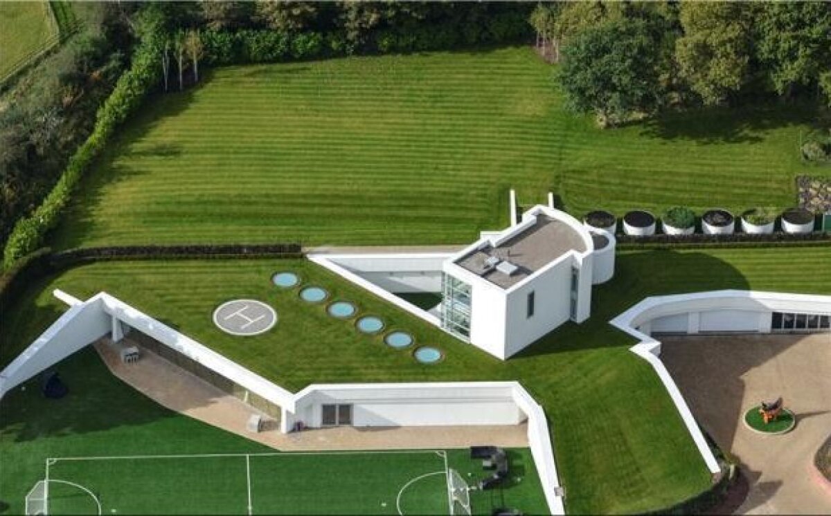 GALERIE FOTO Imperiul lui Mario » Balotelli a investit 5 milioane de euro la ţară! :D