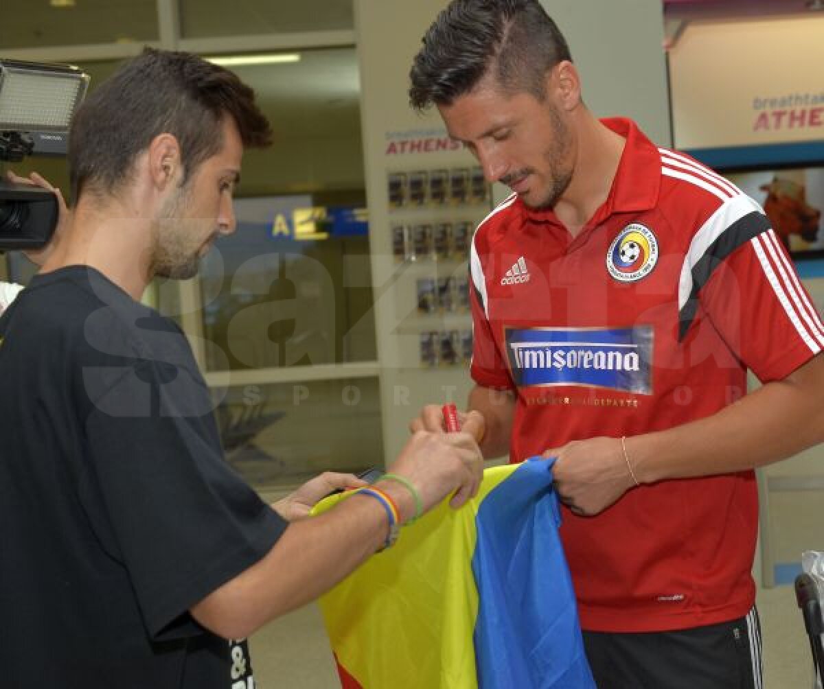GALERIE FOTO Tricolorii au ajuns la Atena » Sesiune de poze şi autografe chiar la aeroport :)