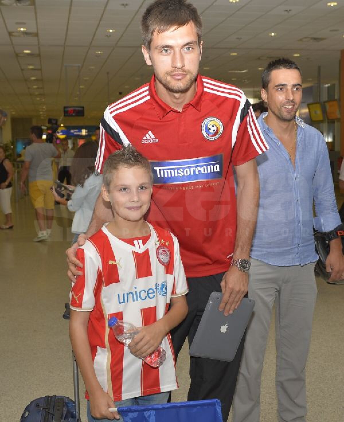 GALERIE FOTO Tricolorii au ajuns la Atena » Sesiune de poze şi autografe chiar la aeroport :)