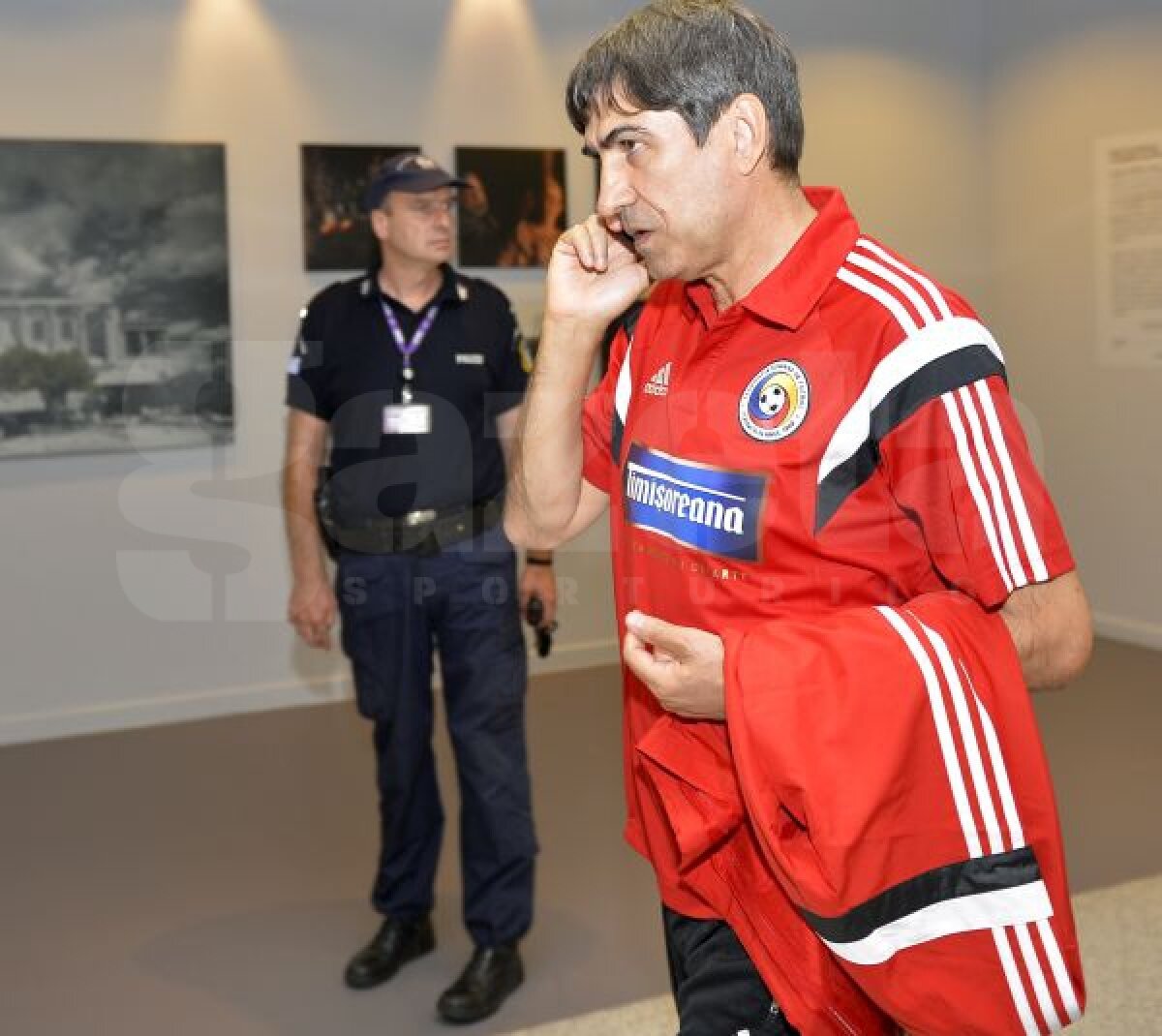 GALERIE FOTO Tricolorii au ajuns la Atena » Sesiune de poze şi autografe chiar la aeroport :)