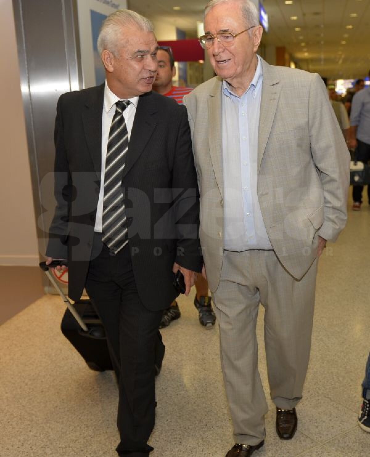 GALERIE FOTO Tricolorii au ajuns la Atena » Sesiune de poze şi autografe chiar la aeroport :)