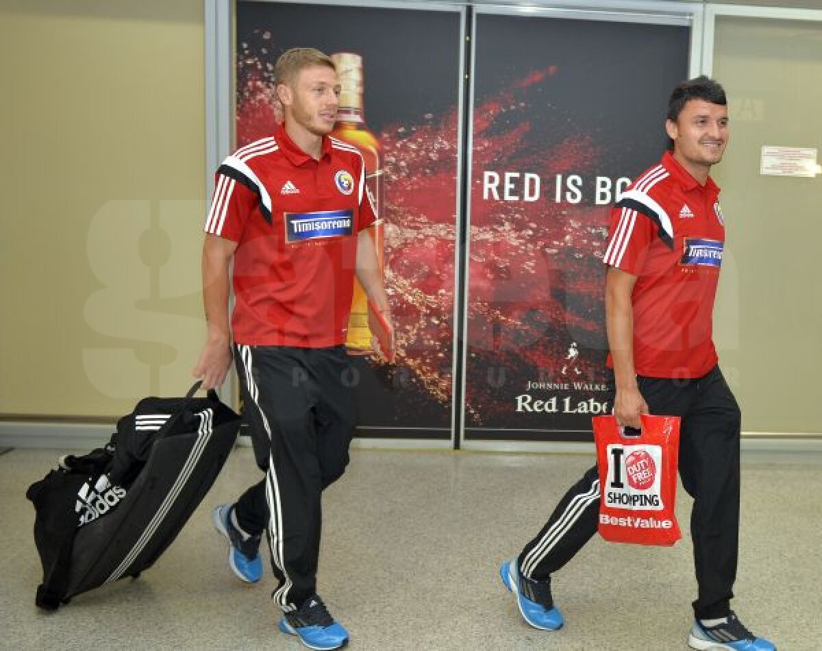 GALERIE FOTO Tricolorii au ajuns la Atena » Sesiune de poze şi autografe chiar la aeroport :)