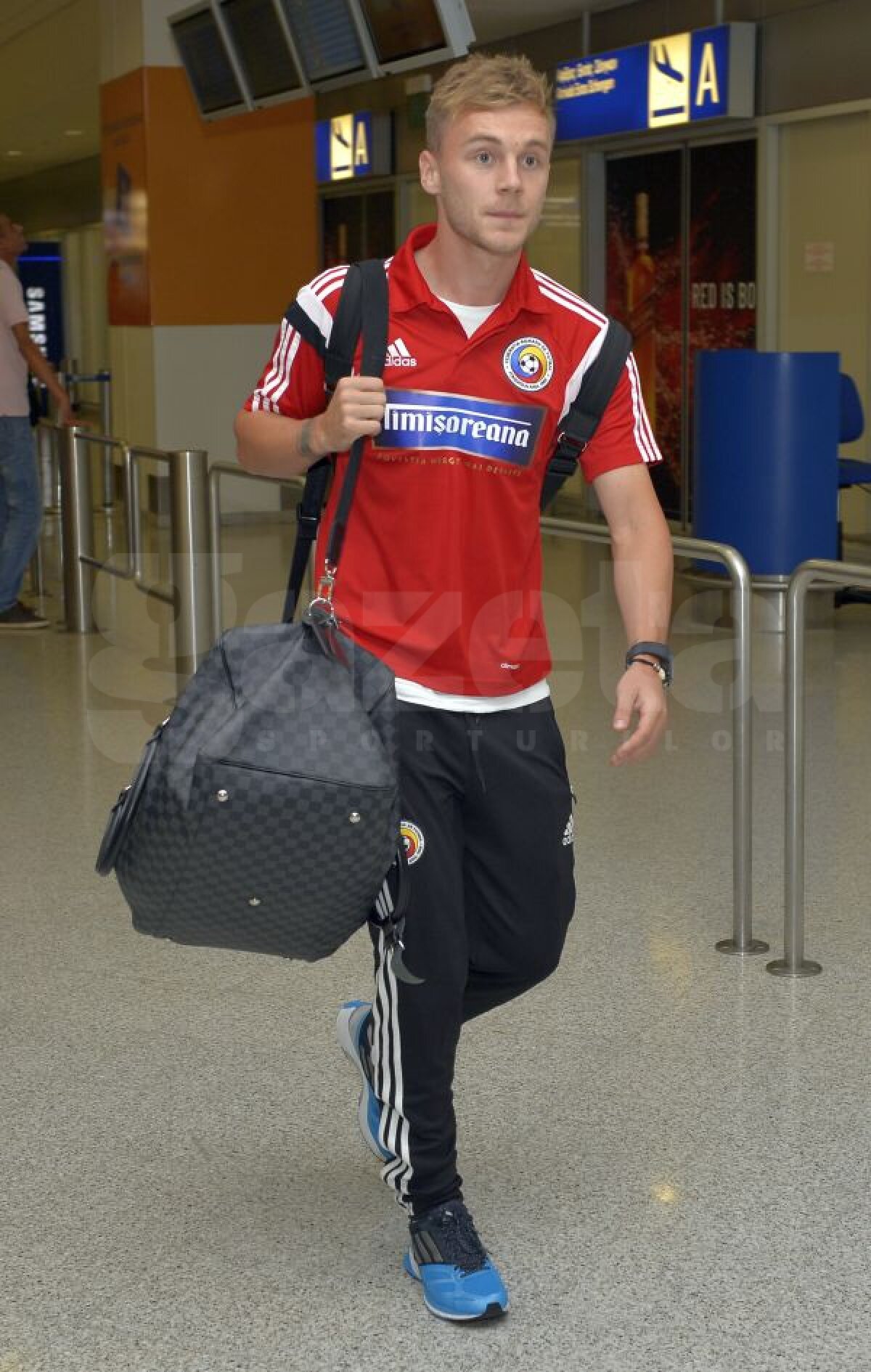 GALERIE FOTO Tricolorii au ajuns la Atena » Sesiune de poze şi autografe chiar la aeroport :)