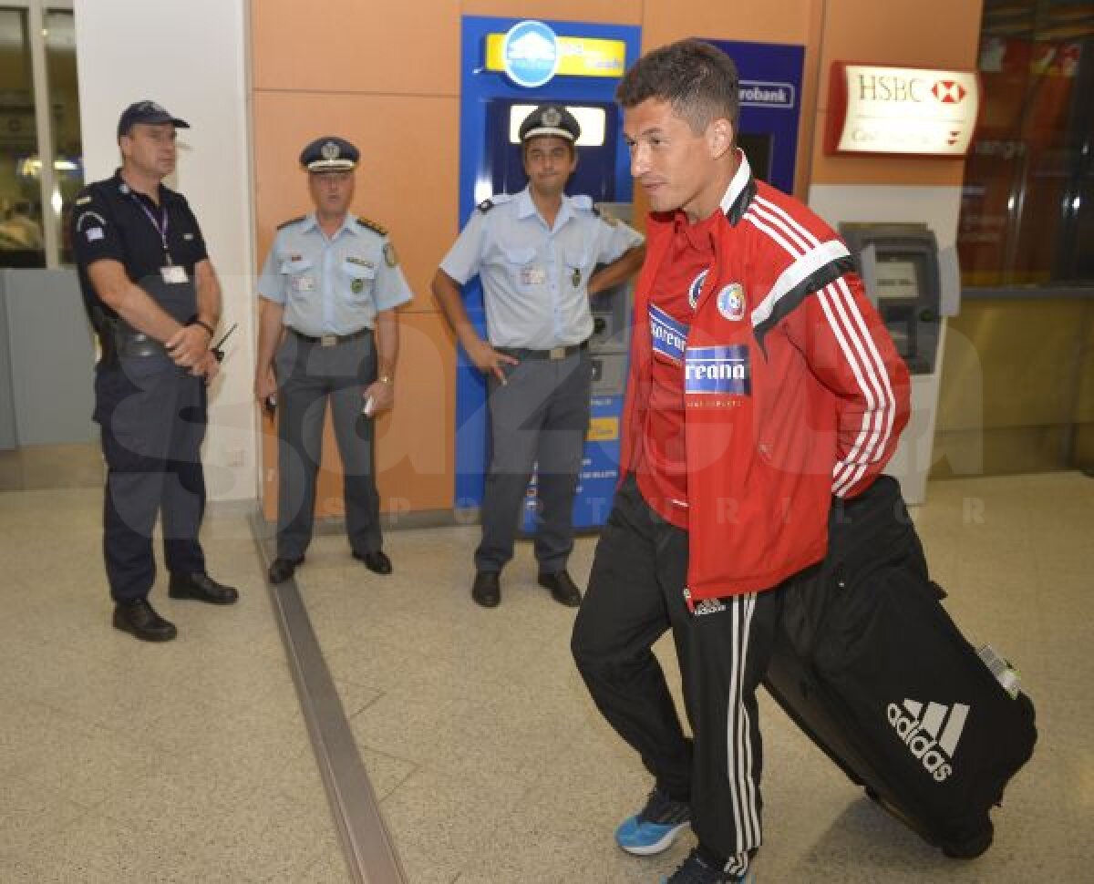 GALERIE FOTO Tricolorii au ajuns la Atena » Sesiune de poze şi autografe chiar la aeroport :)