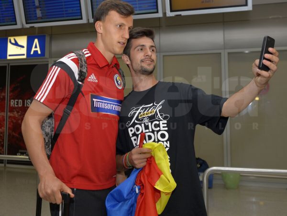 GALERIE FOTO Tricolorii au ajuns la Atena » Sesiune de poze şi autografe chiar la aeroport :)