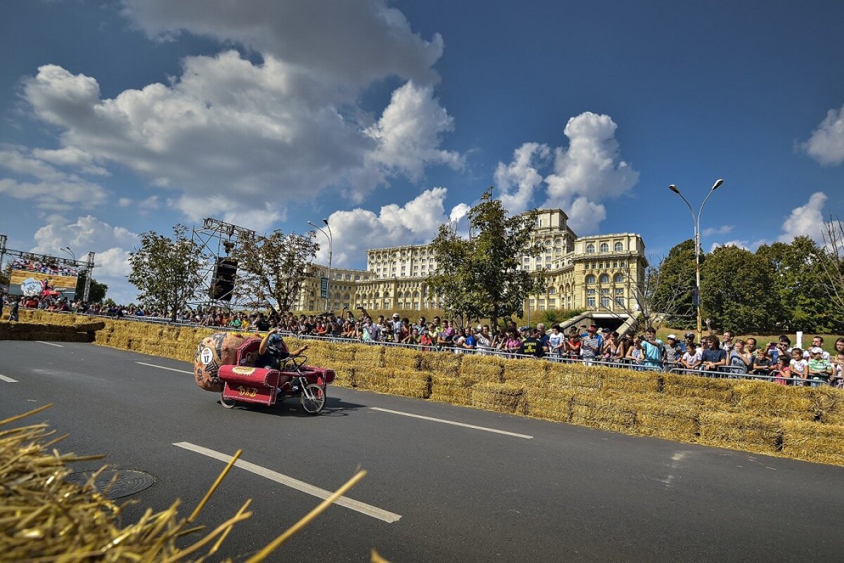 GALERIE FOTO 51 de maşini artizanale au defilat în faţa a 30.000 de bucureşteni într-un spectacol inedit