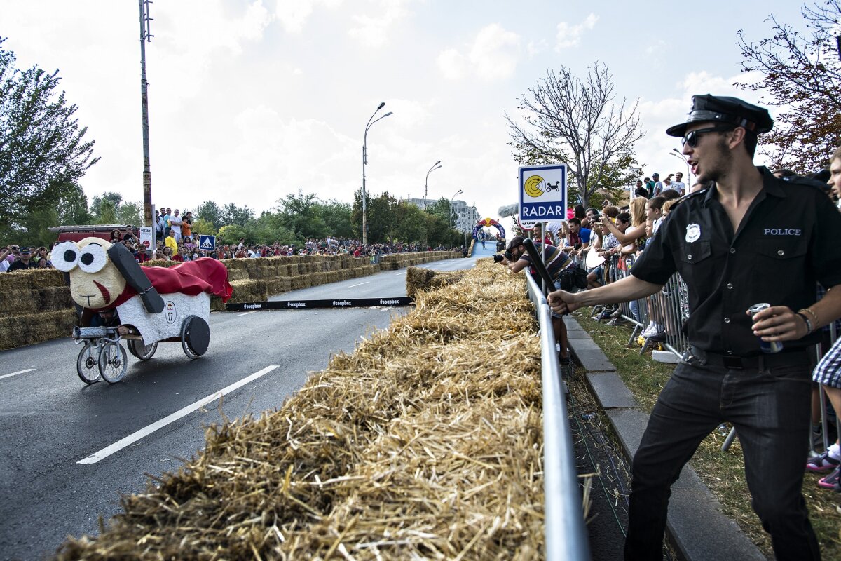 GALERIE FOTO 51 de maşini artizanale au defilat în faţa a 30.000 de bucureşteni într-un spectacol inedit