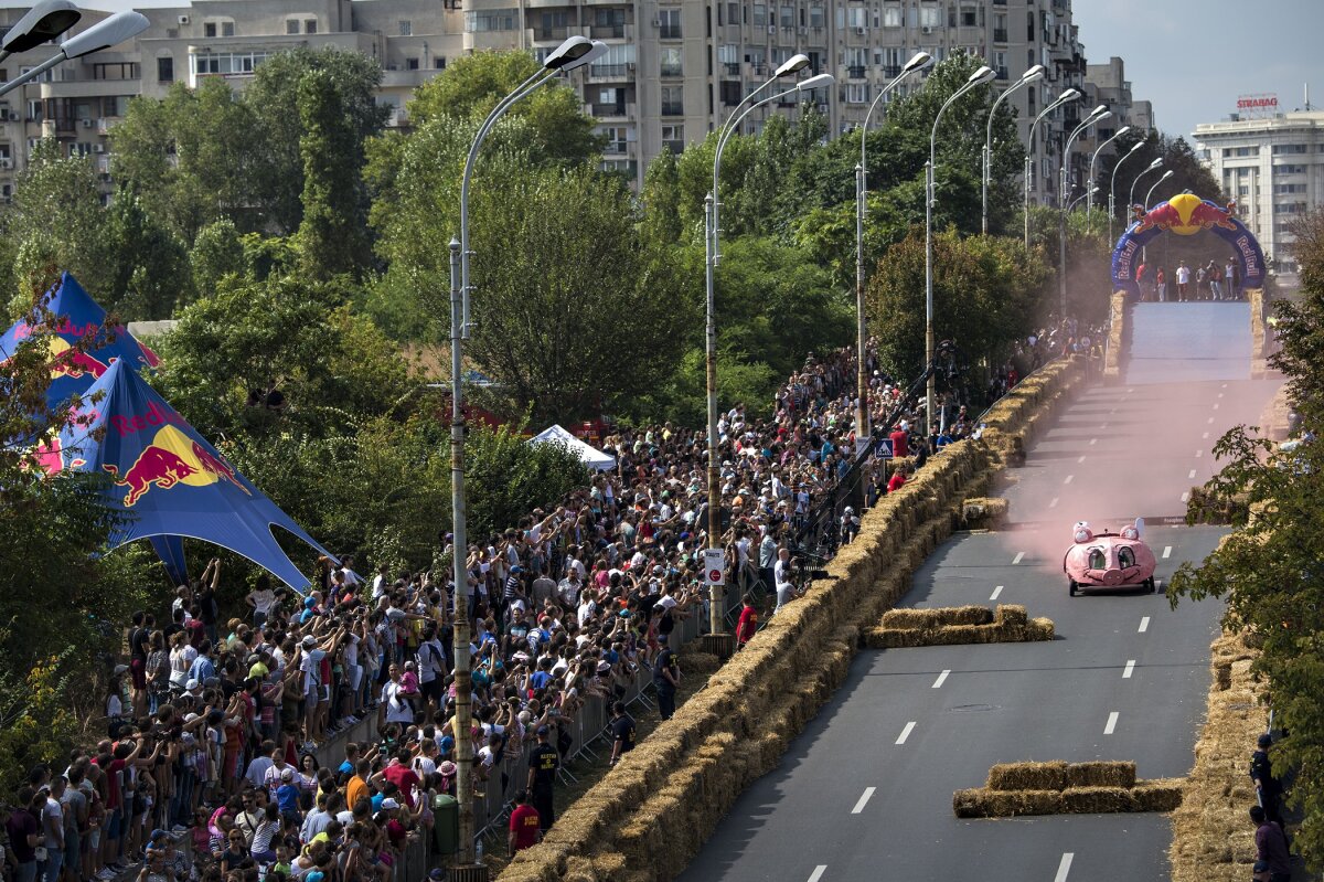 GALERIE FOTO 51 de maşini artizanale au defilat în faţa a 30.000 de bucureşteni într-un spectacol inedit