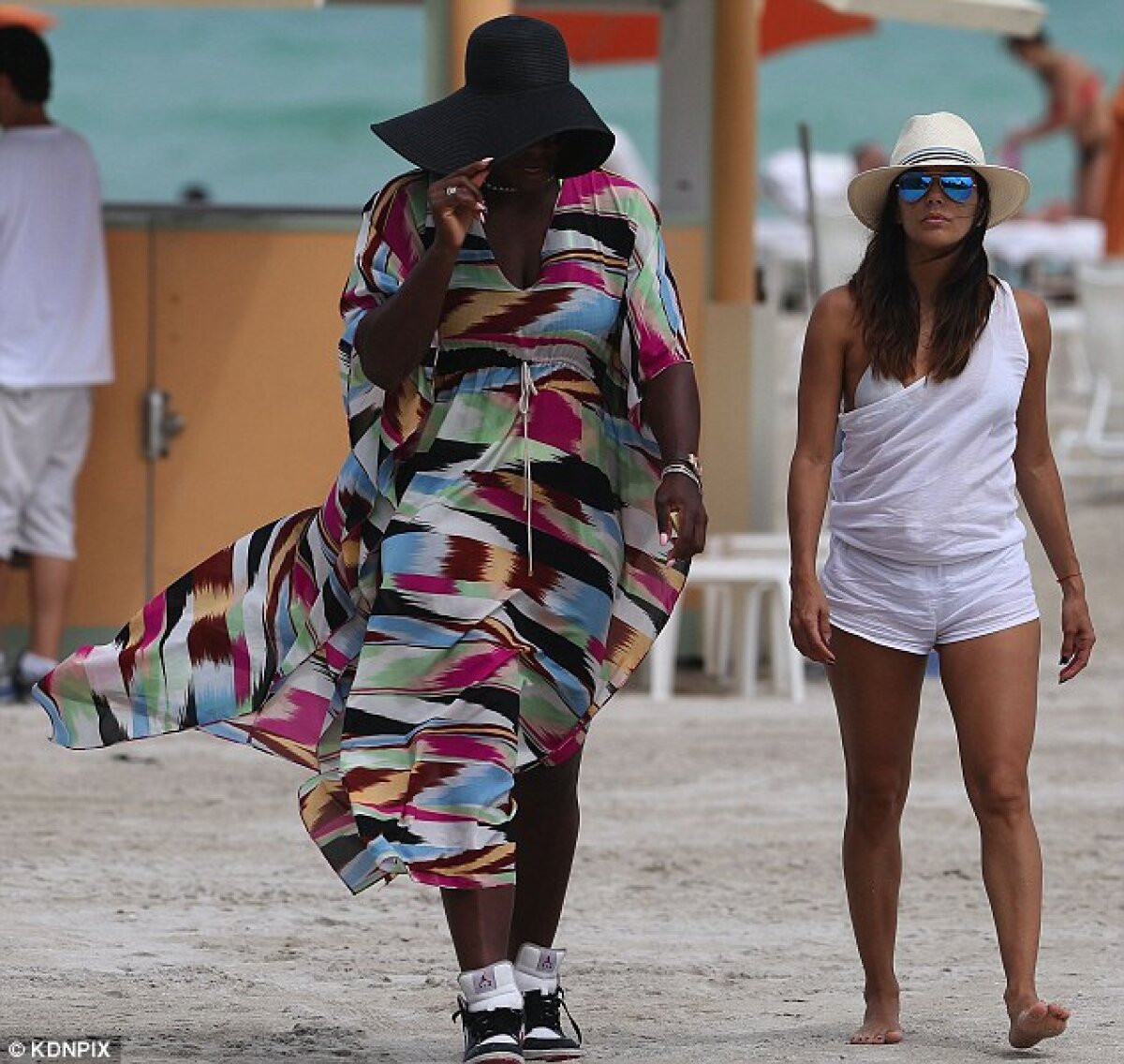 Ce diferenţă! :D Serena Williams a fost fotografiată pe o plajă din Miami, alături de Eva Longoria