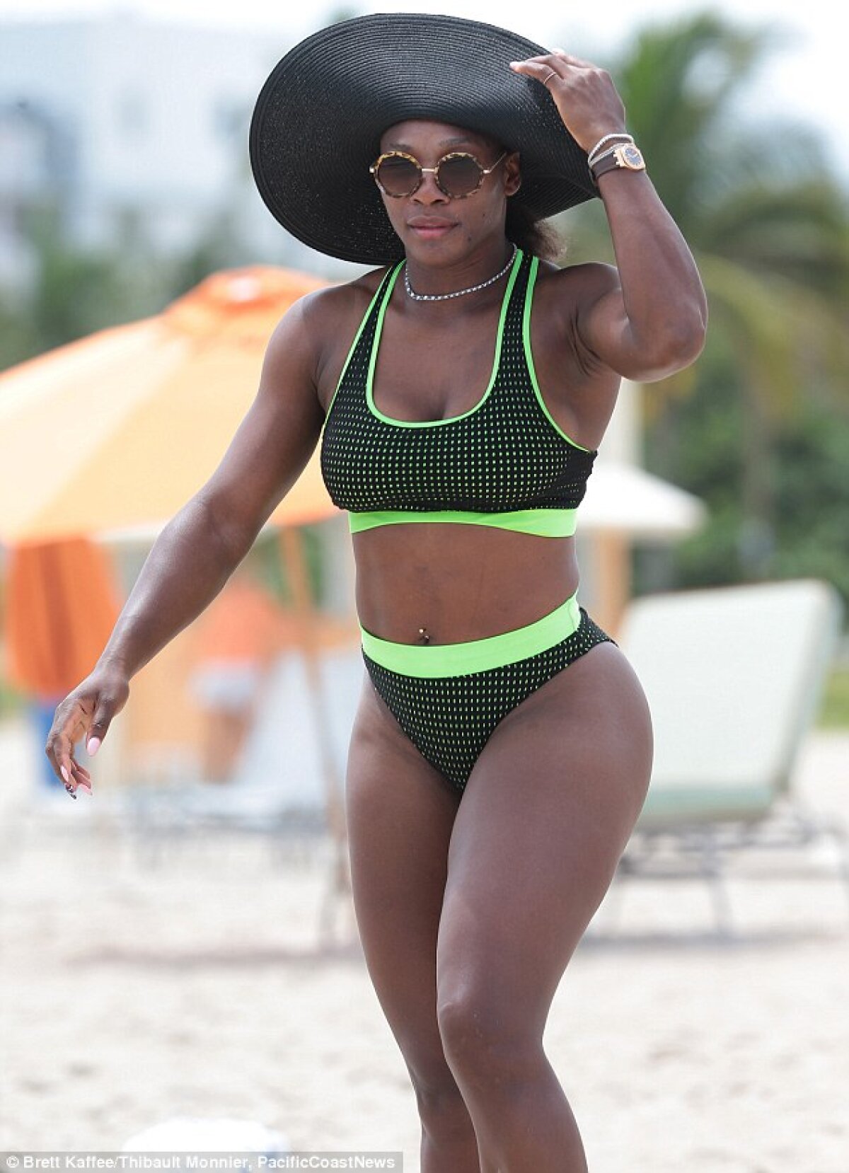 Ce diferenţă! :D Serena Williams a fost fotografiată pe o plajă din Miami, alături de Eva Longoria