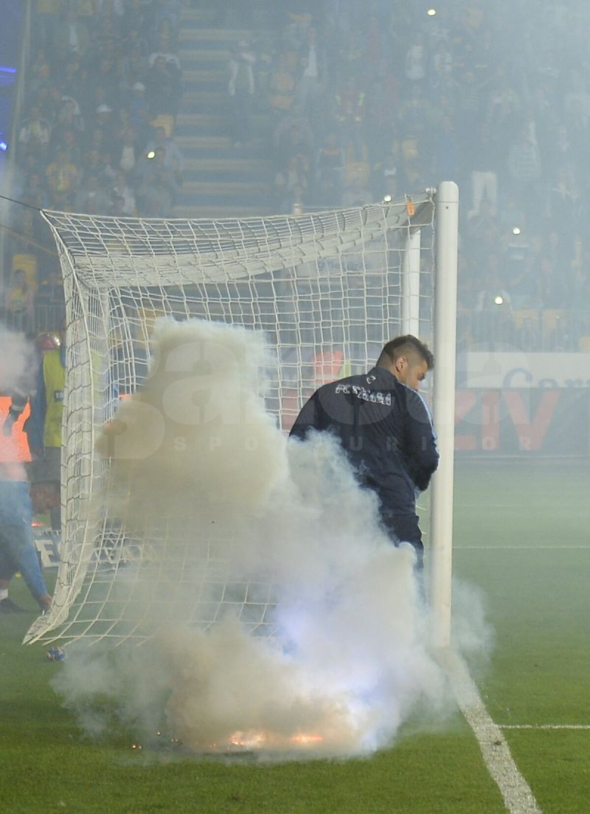 VIDEO şi FOTO Incidente la Petrolul - Steaua! Partida a întîrziat aproape 10 minute din cauza conflictelor dintre fani