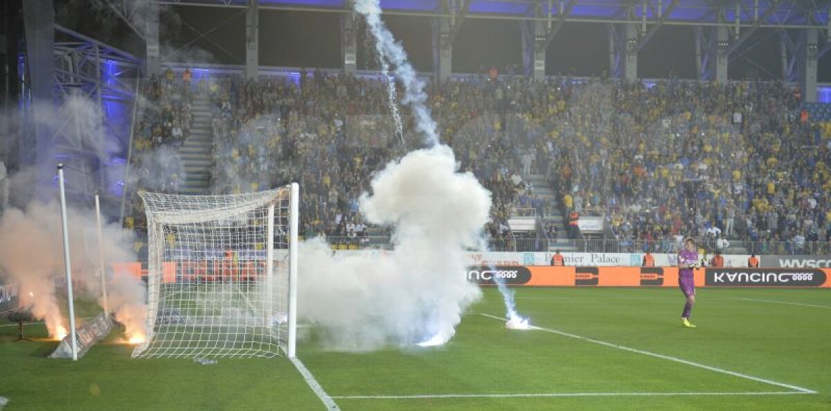 VIDEO şi FOTO Incidente la Petrolul - Steaua! Partida a întîrziat aproape 10 minute din cauza conflictelor dintre fani