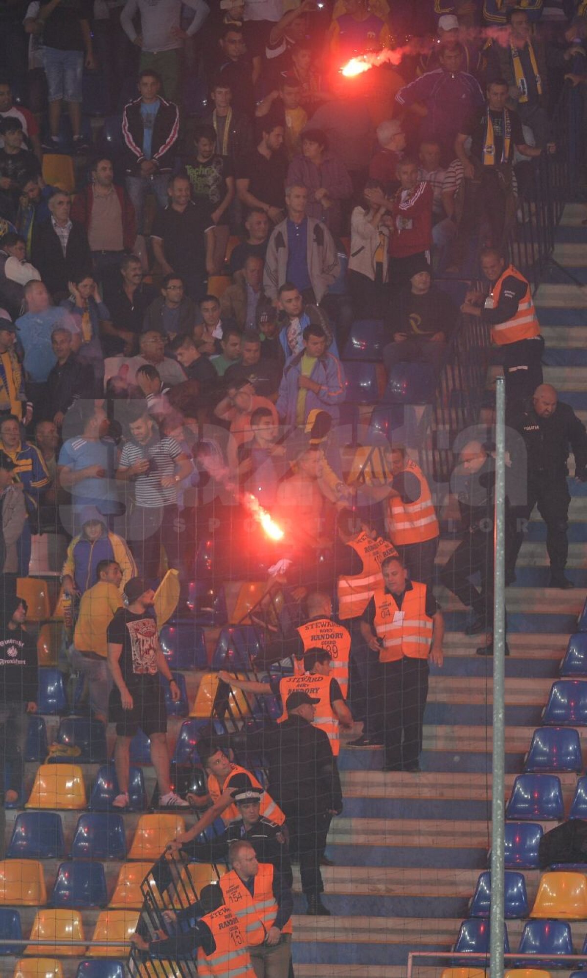 VIDEO şi FOTO Incidente la Petrolul - Steaua! Partida a întîrziat aproape 10 minute din cauza conflictelor dintre fani