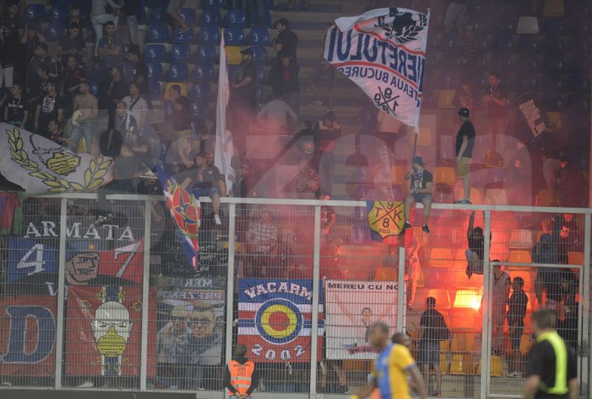 VIDEO şi FOTO Incidente la Petrolul - Steaua! Partida a întîrziat aproape 10 minute din cauza conflictelor dintre fani