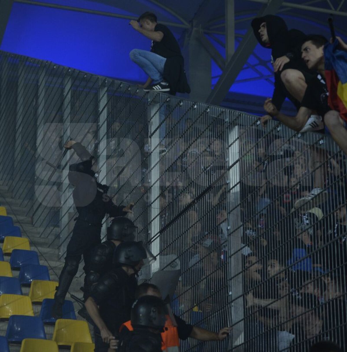 FOTO şi VIDEO Steaua învinge Petrolul cu 3-2, după un meci cu de toate! Roş-albaştrii rămîn lideri în Liga 1