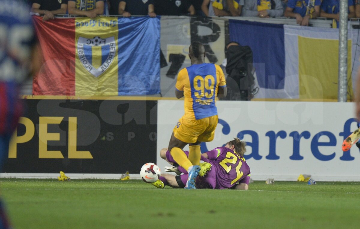 FOTO şi VIDEO Steaua învinge Petrolul cu 3-2, după un meci cu de toate! Roş-albaştrii rămîn lideri în Liga 1