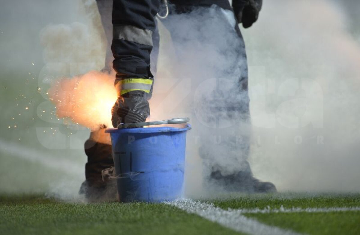 VIDEO şi FOTO Incidente la Petrolul - Steaua! Partida a întîrziat aproape 10 minute din cauza conflictelor dintre fani