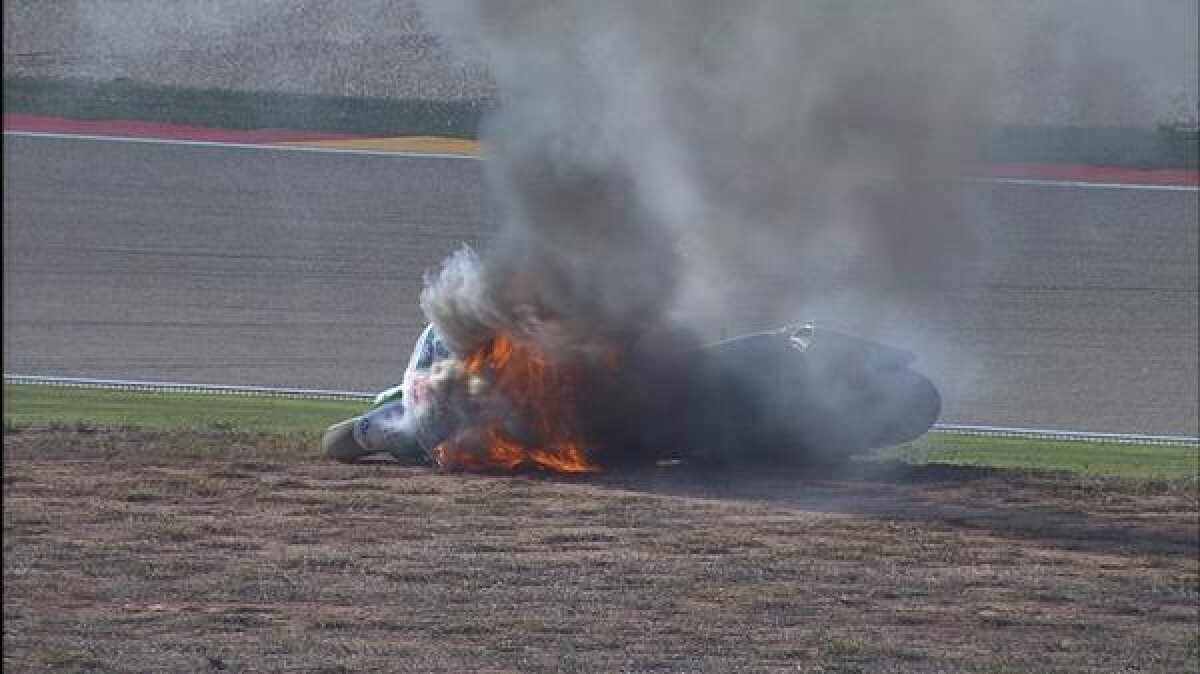 VIDEO A luat foc pe pistă! Accident grav la MotoGP: pilotul a suferit o arsură pe mîna stîngă!