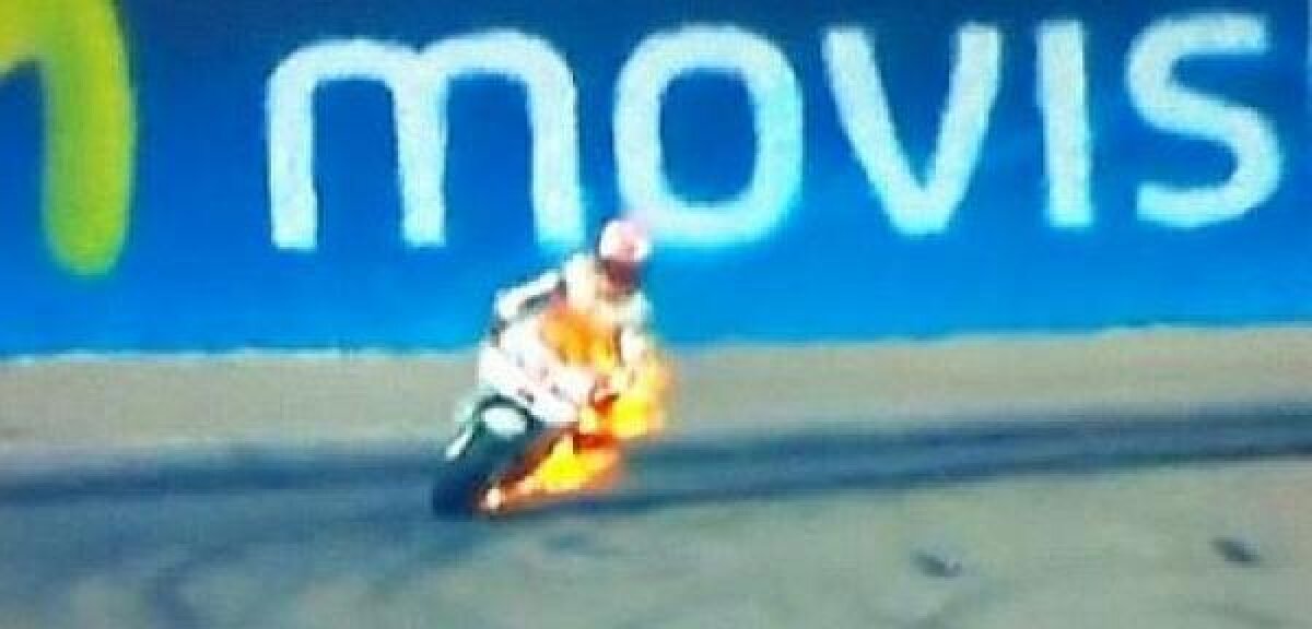 VIDEO A luat foc pe pistă! Accident grav la MotoGP: pilotul a suferit o arsură pe mîna stîngă!