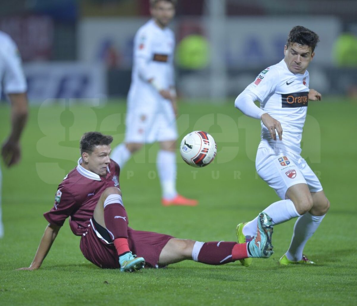 VIDEO+FOTO Prea buni şi în zece » Dinamo s-a distrat în Giuleşti, 3-0 cu Rapid, deşi a jucat aproape tot meciul în inferioritate