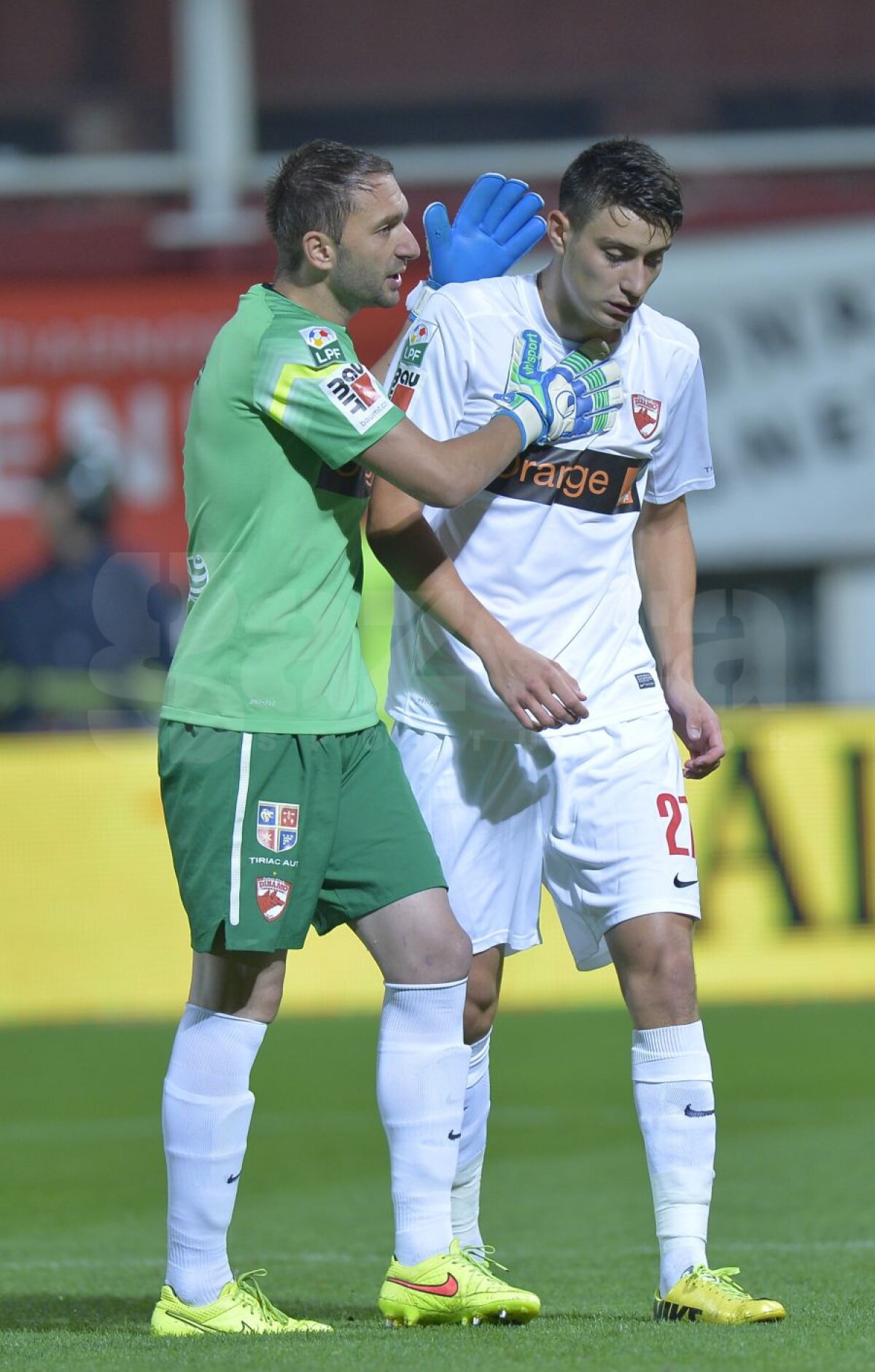 VIDEO+FOTO Prea buni şi în zece » Dinamo s-a distrat în Giuleşti, 3-0 cu Rapid, deşi a jucat aproape tot meciul în inferioritate