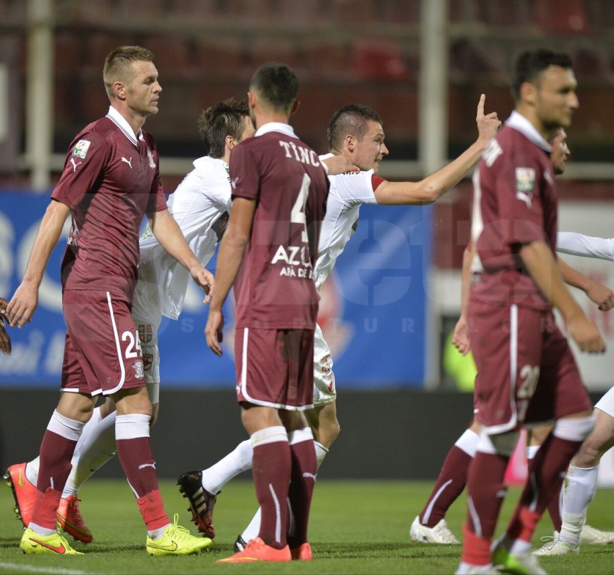 VIDEO+FOTO Prea buni şi în zece » Dinamo s-a distrat în Giuleşti, 3-0 cu Rapid, deşi a jucat aproape tot meciul în inferioritate