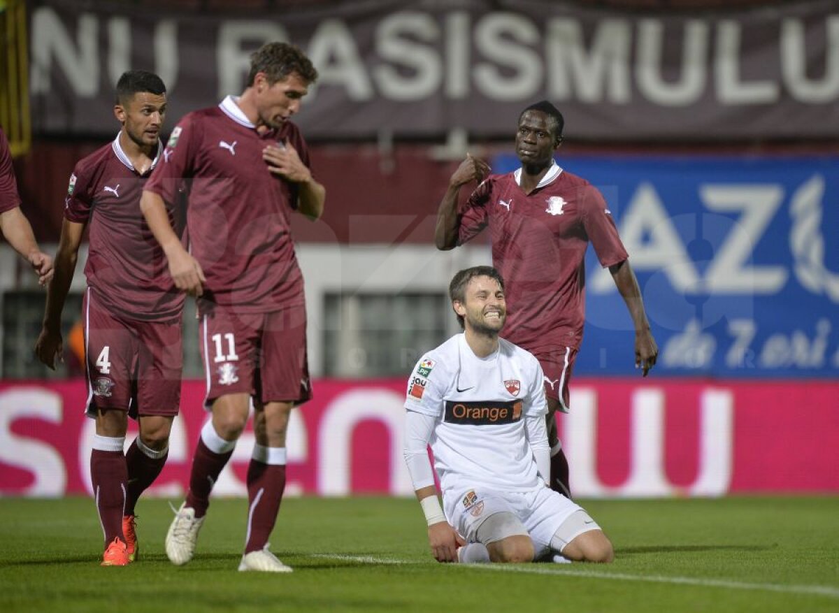 VIDEO+FOTO Prea buni şi în zece » Dinamo s-a distrat în Giuleşti, 3-0 cu Rapid, deşi a jucat aproape tot meciul în inferioritate