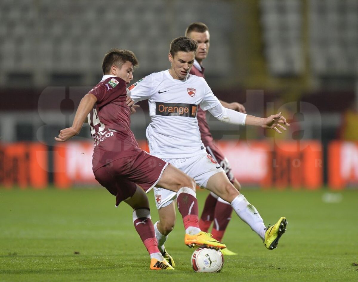 VIDEO+FOTO Prea buni şi în zece » Dinamo s-a distrat în Giuleşti, 3-0 cu Rapid, deşi a jucat aproape tot meciul în inferioritate