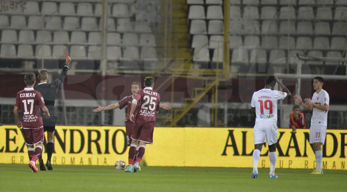 VIDEO+FOTO Prea buni şi în zece » Dinamo s-a distrat în Giuleşti, 3-0 cu Rapid, deşi a jucat aproape tot meciul în inferioritate