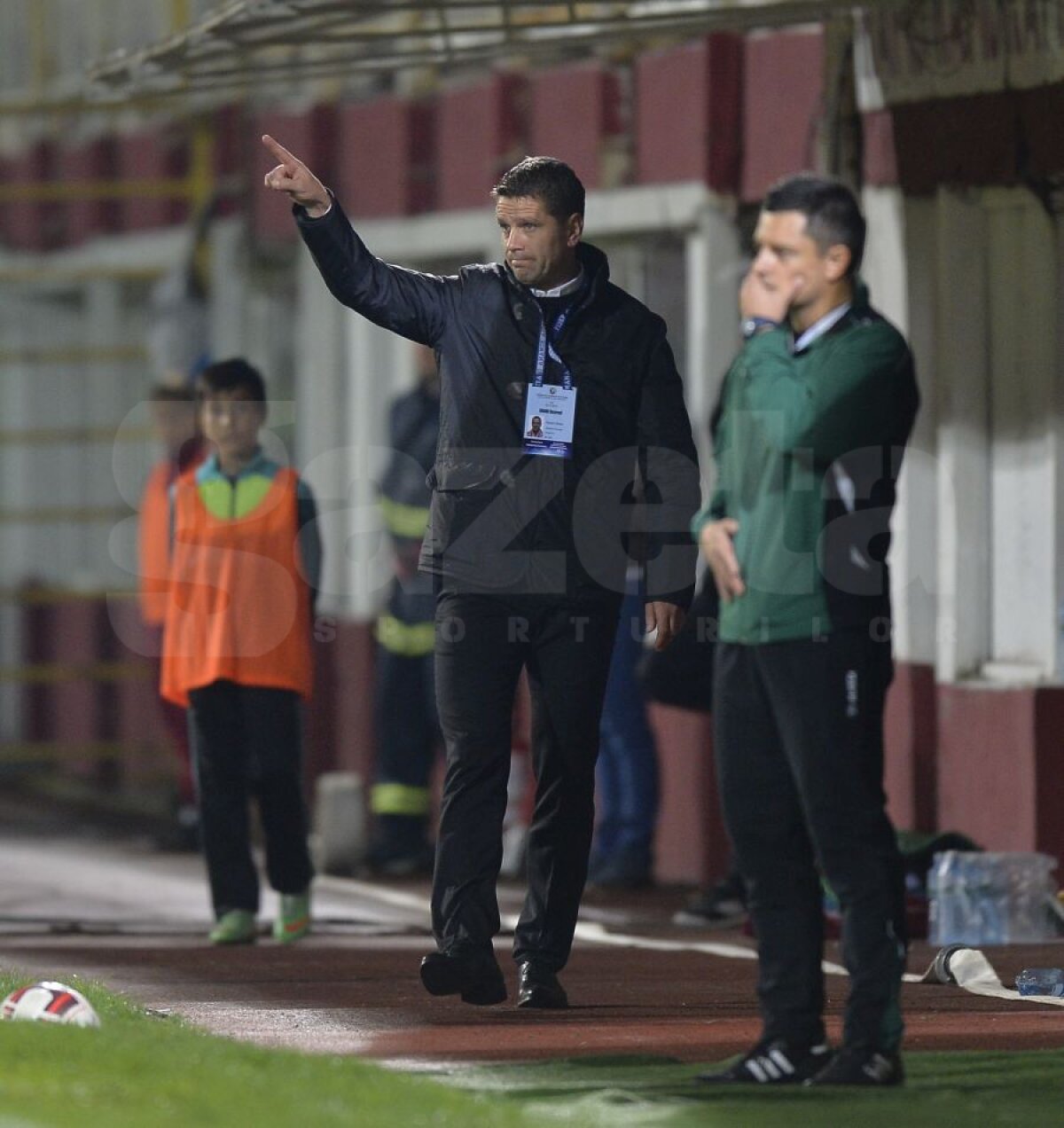 VIDEO+FOTO Prea buni şi în zece » Dinamo s-a distrat în Giuleşti, 3-0 cu Rapid, deşi a jucat aproape tot meciul în inferioritate