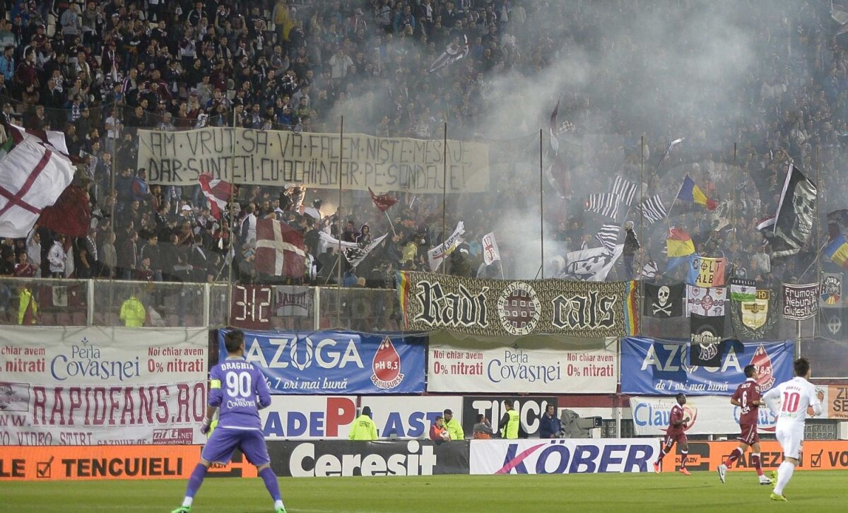 FOTO Rapidiştii şi-au ironizat rivalii, dinamoviştii au lipsit de pe stadion: "PSD în ADN"