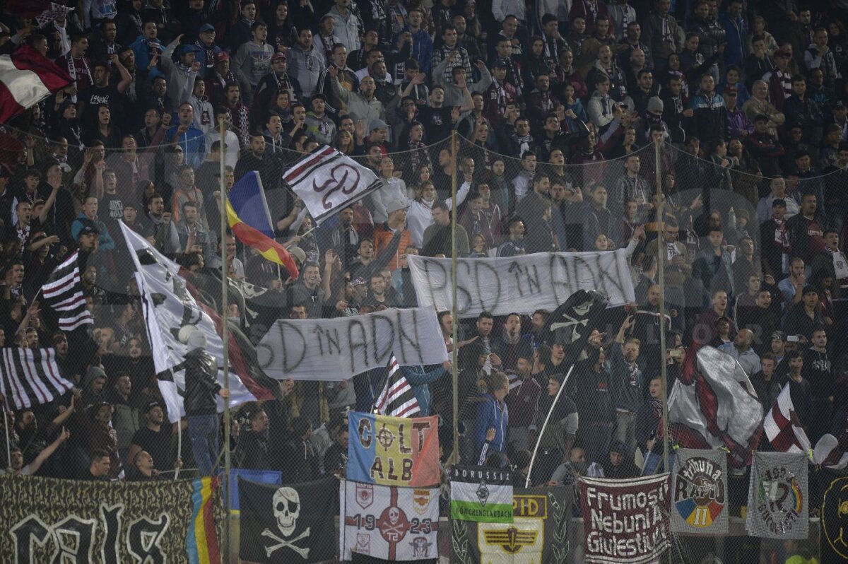 FOTO Rapidiştii şi-au ironizat rivalii, dinamoviştii au lipsit de pe stadion: "PSD în ADN"