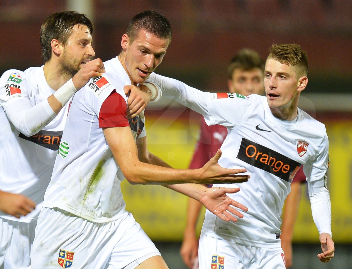 VIDEO+FOTO Prea buni şi în zece » Dinamo s-a distrat în Giuleşti, 3-0 cu Rapid, deşi a jucat aproape tot meciul în inferioritate