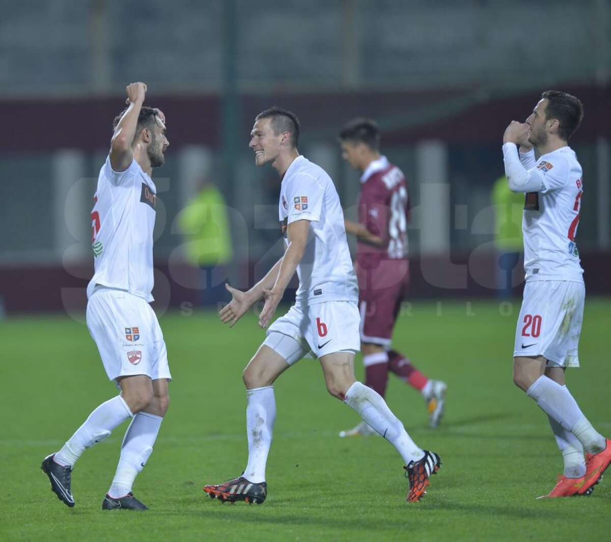 VIDEO+FOTO Prea buni şi în zece » Dinamo s-a distrat în Giuleşti, 3-0 cu Rapid, deşi a jucat aproape tot meciul în inferioritate
