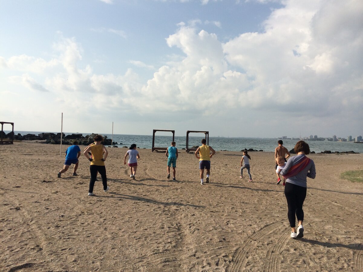 Plaja este şi pentru antrenament » Bootcamp la mare al ”Fabricii de Performanţă”