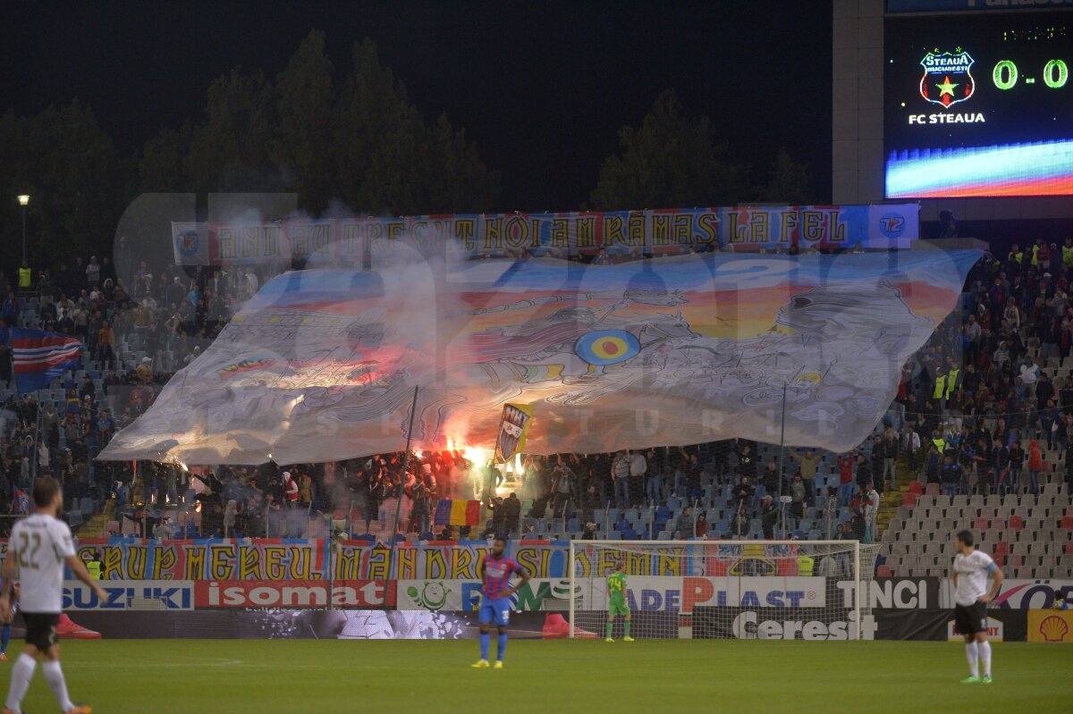 GALERIE FOTO "Petrecerea" din tribune i-ar putea costa pe stelişti! Roş-albaştrii ar putea juca meciul cu U Cluj fără spectatori