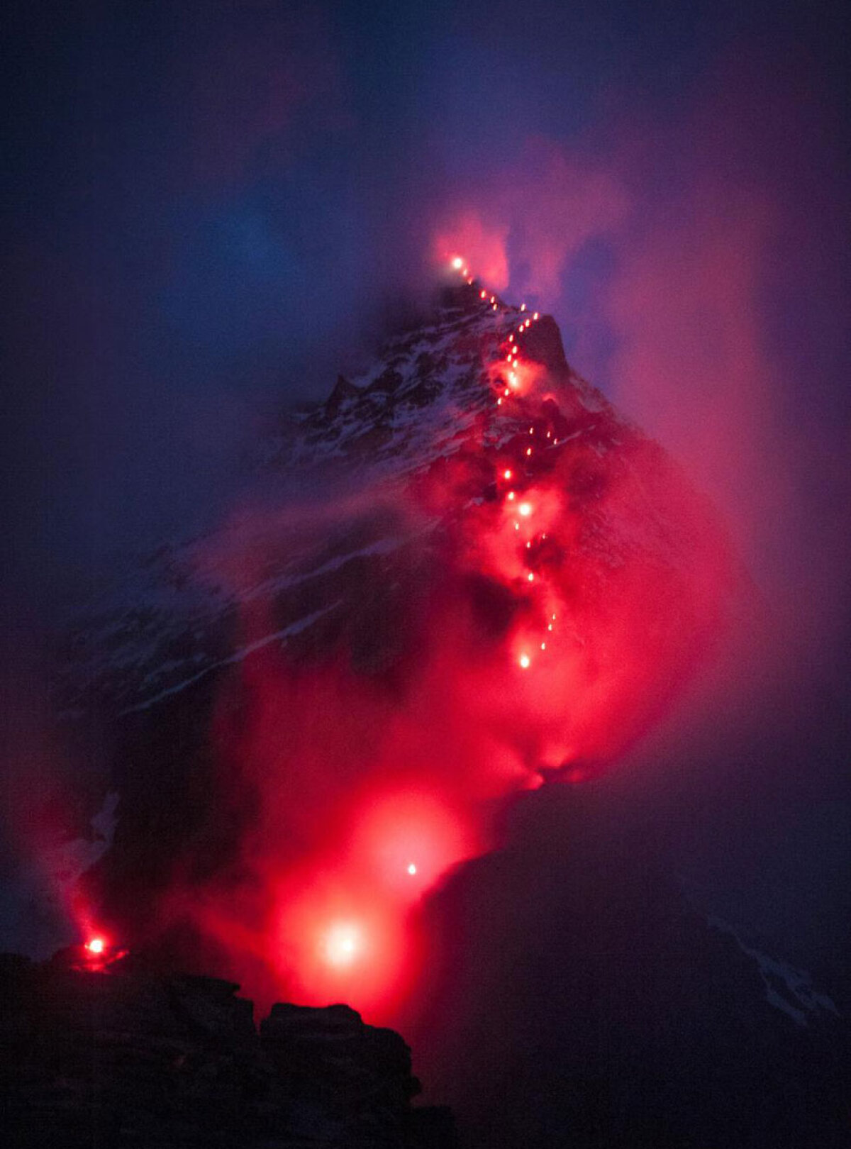 VIDEO şi FOTO Imagini fabuloase » Alpii "au luat foc" sub asediul a sute de alpinişti, într-un proiect fotografic grandios