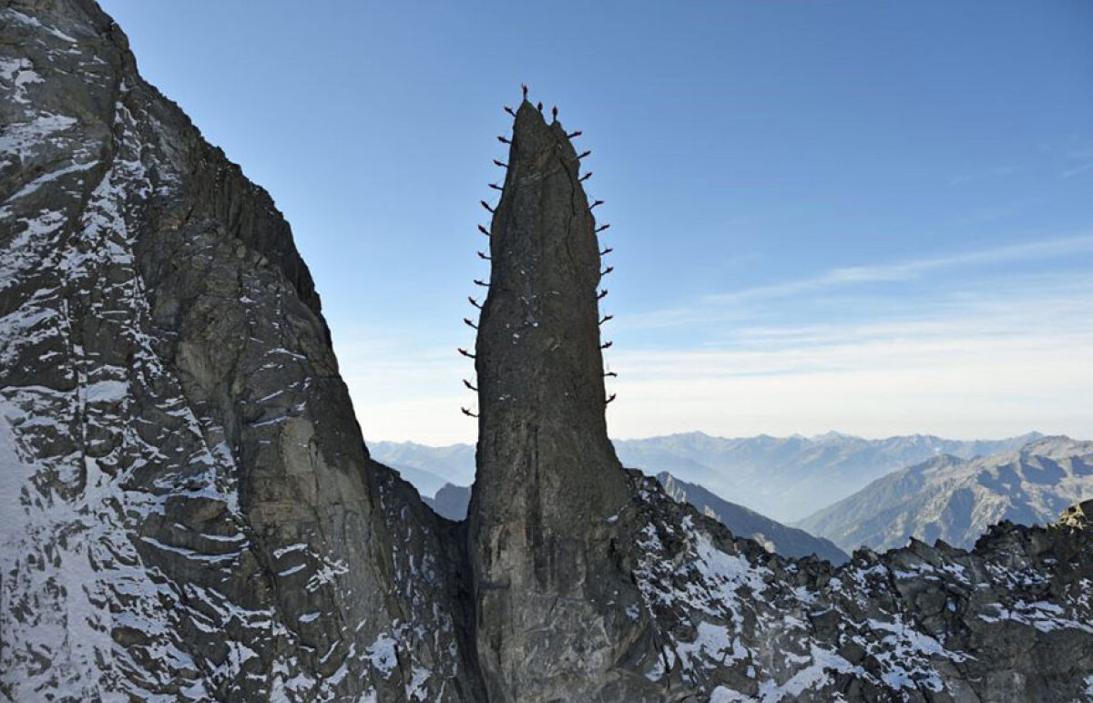 VIDEO şi FOTO Imagini fabuloase » Alpii "au luat foc" sub asediul a sute de alpinişti, într-un proiect fotografic grandios