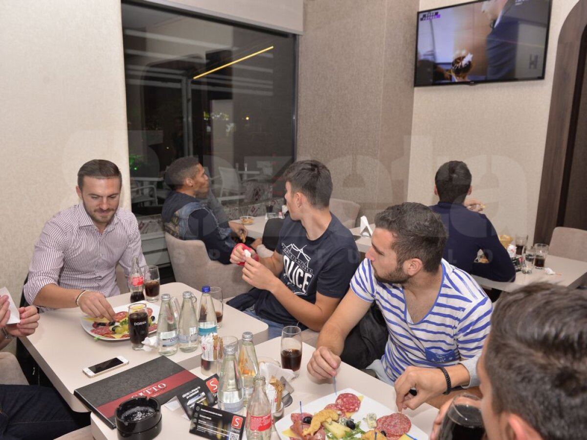 FOTO Atenţie, joacă Steaua! :D Dinamoviştii au ieşit la restaurant pentru a urmări Steaua în Europa » Imagini memorabile