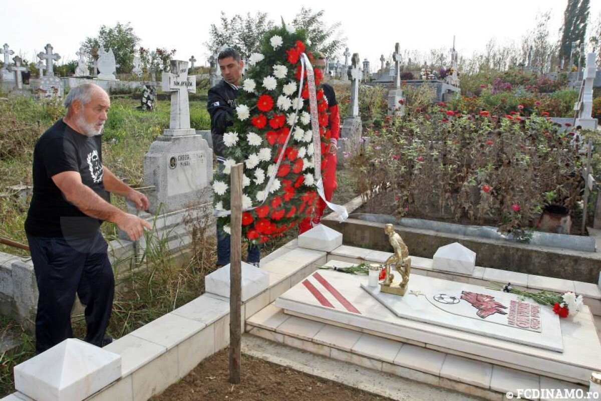 GALERIE FOTO Dinamoviştii s-au recules la mormîntul lui Cătălin Hîldan » Dănciulescu: ”În memoria «Unicului Căpitan», să umplem arena!”