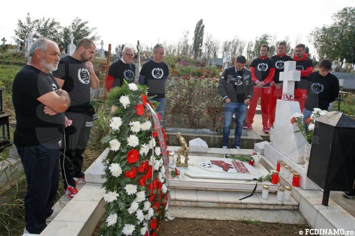 GALERIE FOTO Dinamoviştii s-au recules la mormîntul lui Cătălin Hîldan » Dănciulescu: ”În memoria «Unicului Căpitan», să umplem arena!”
