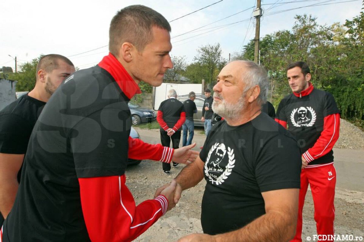 GALERIE FOTO Dinamoviştii s-au recules la mormîntul lui Cătălin Hîldan » Dănciulescu: ”În memoria «Unicului Căpitan», să umplem arena!”