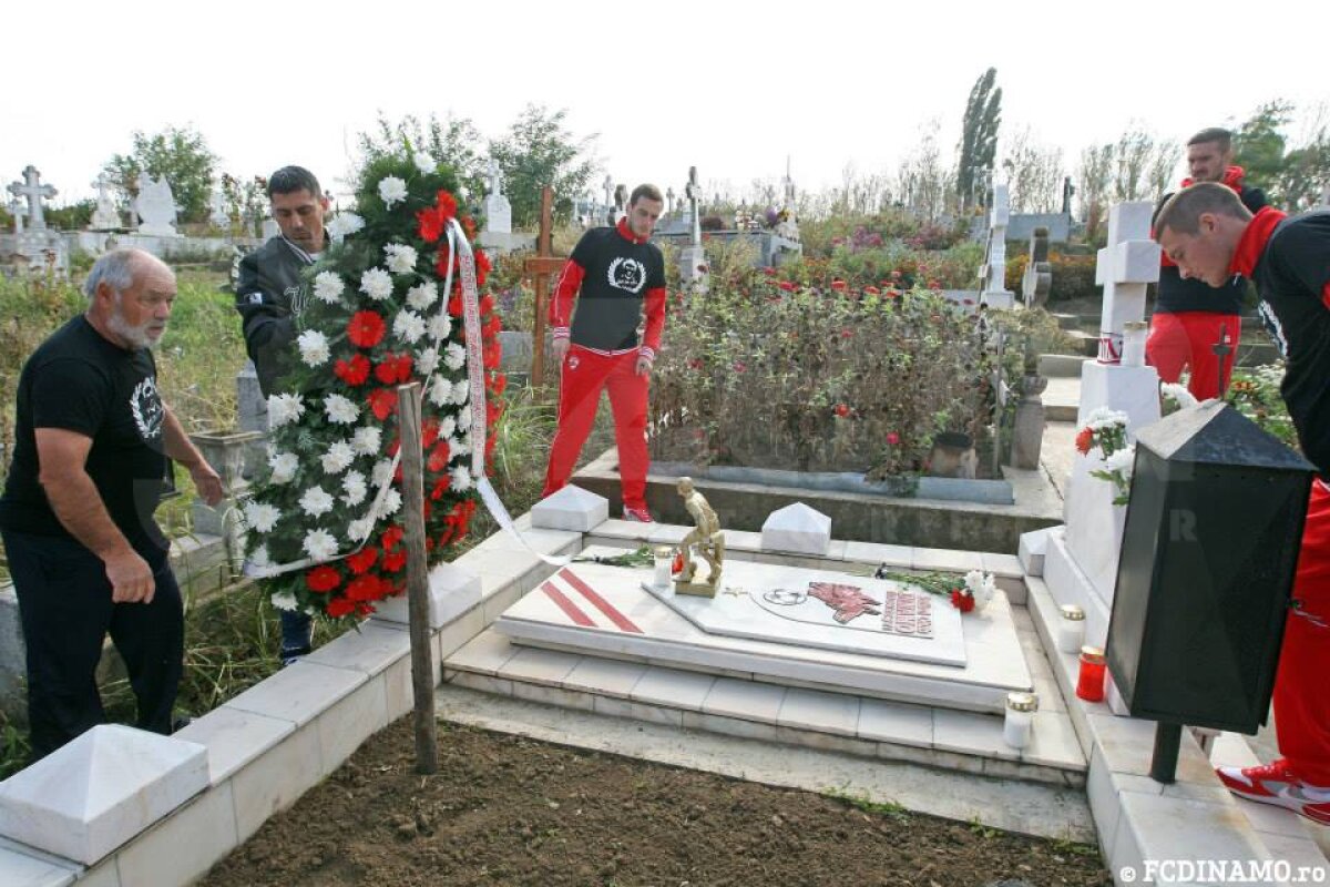 GALERIE FOTO Dinamoviştii s-au recules la mormîntul lui Cătălin Hîldan » Dănciulescu: ”În memoria «Unicului Căpitan», să umplem arena!”
