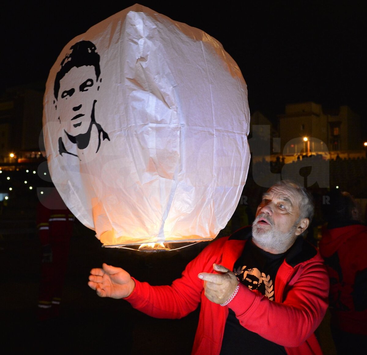 FOTO Au aprins cerul » Galeria lui Dinamo a pregătit un moment special in memoriam Cătălin Hîldan